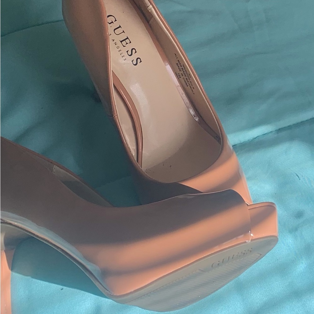 Plataform heels in a taupe peach color size 8